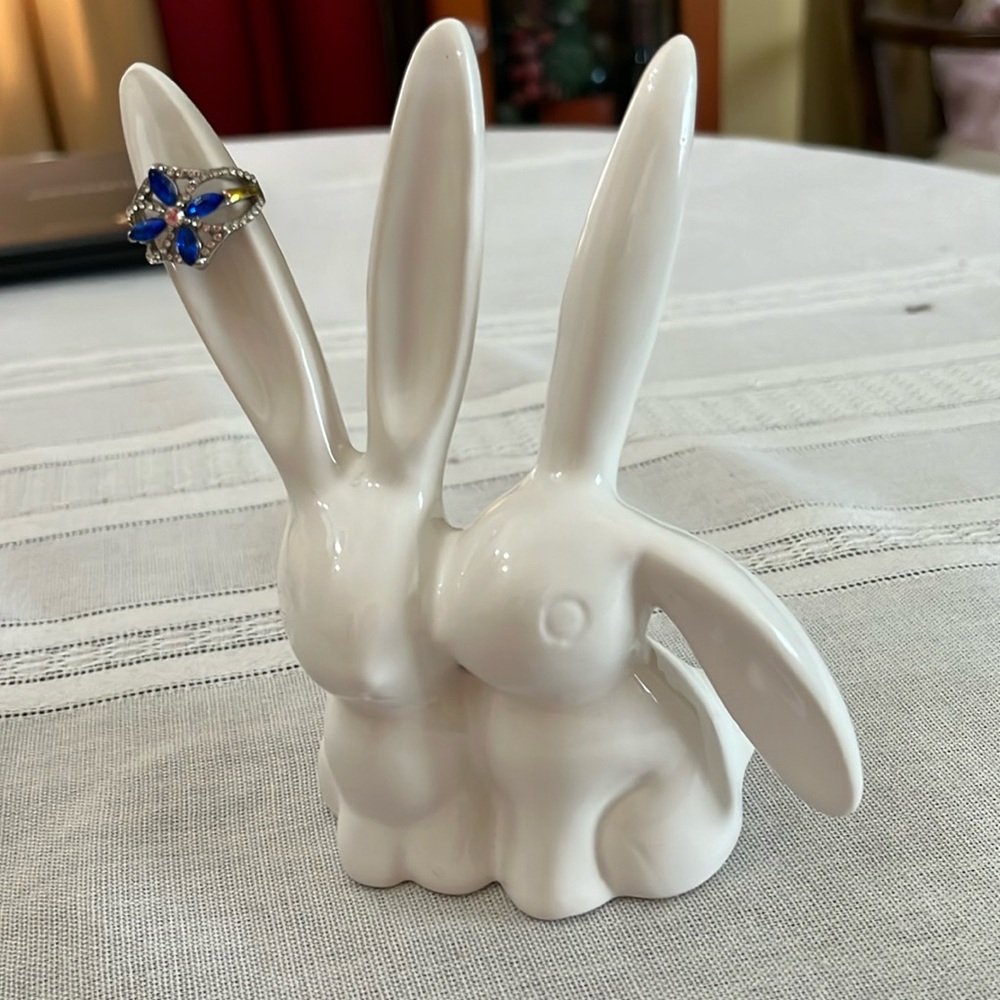 Adorable bunny ring holder